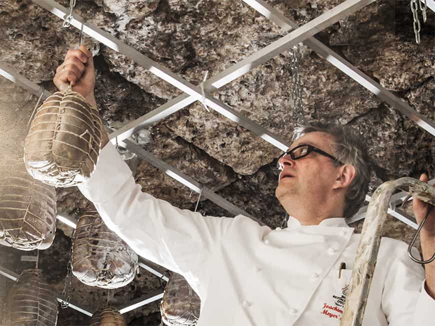 Joachim „Jockl“ Kaiser mit seinem Rieser Culatello Riserva.