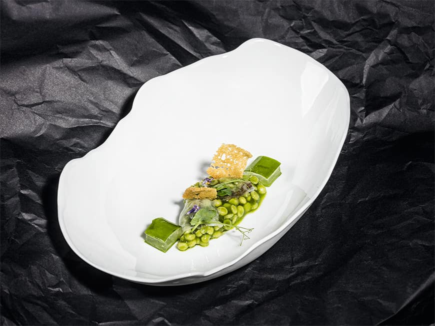Grüne Tränenerbsen in Schinkengel und Löffelkuchen Rezept von Azurmendi-Chef Eneko Atxa: Grüne Tränenerbsen in Schinkengel und Löffelkuchen