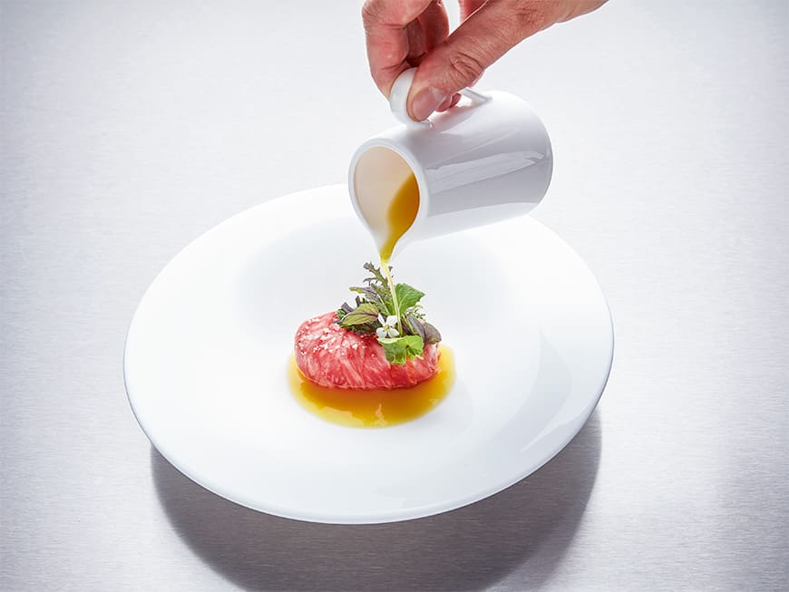 Thomas Bühner: "Kagoshima-Wagyu | Kabeljau | Safran-Consommé" Thomas Bühner: "Kagoshima-Wagyu | Kabeljau | Safran-Consommé"
