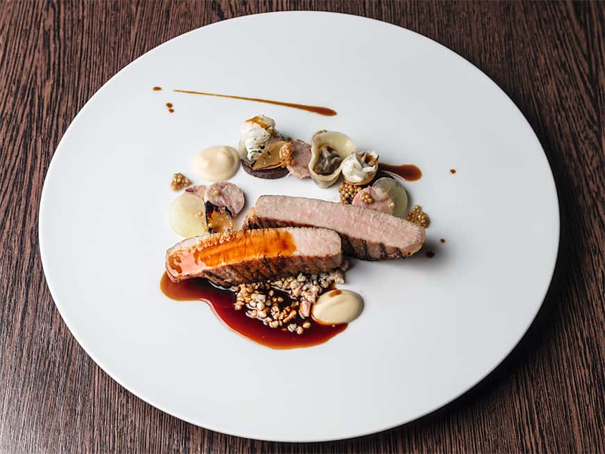 Schweinerei mit Senf und Apfel. 