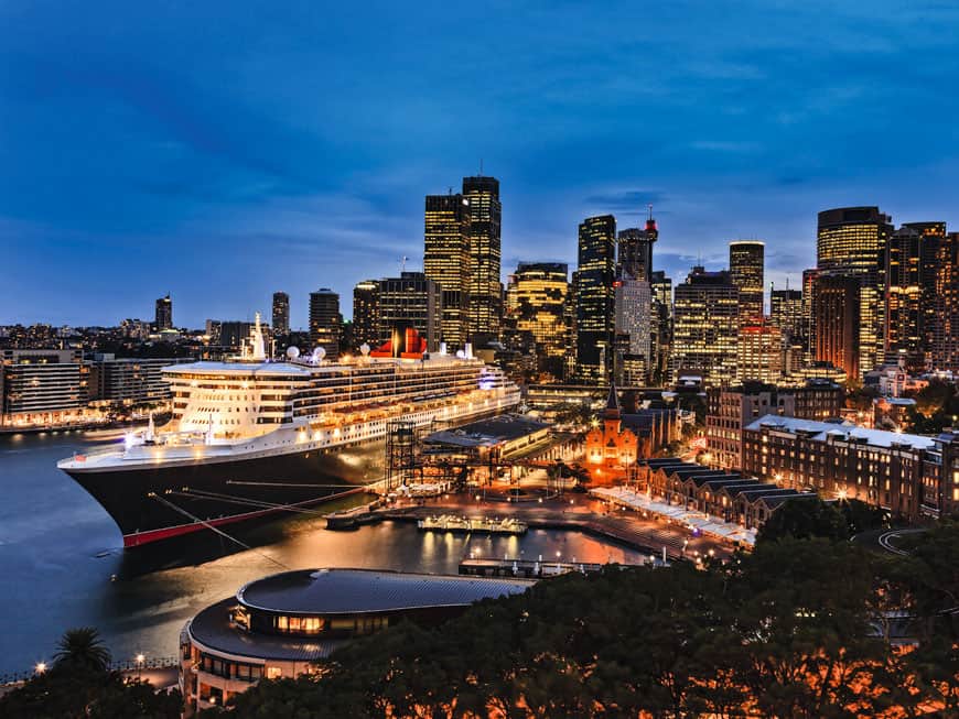 Kreuzfahrtschiff im Hafen von New York