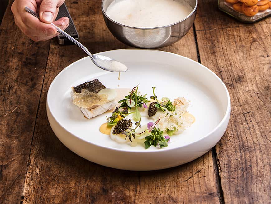 Wolfsbarsch mit Hühnerhaut, Kohlrabi & Dotter, Rezept von Roland Huber, Le Ciel, Wien.