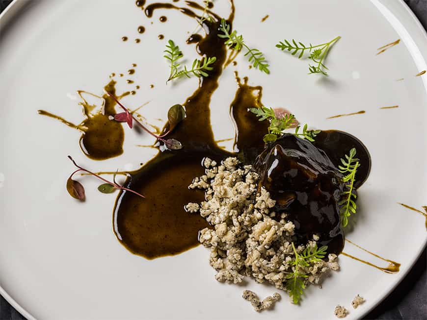 Thunfisch mit chilmole und eingelegtem Gemüse