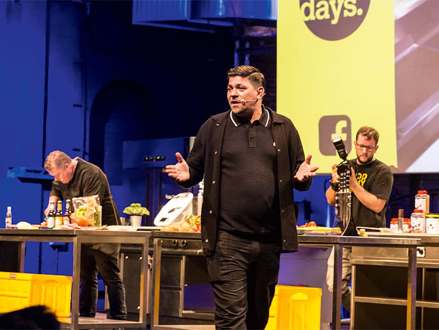 In Action: Tim Mälzer spricht auf der Hauptbühne der CHEFDAYS