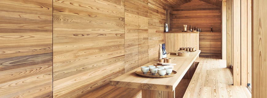 Tisch im Yoshino Cedar House