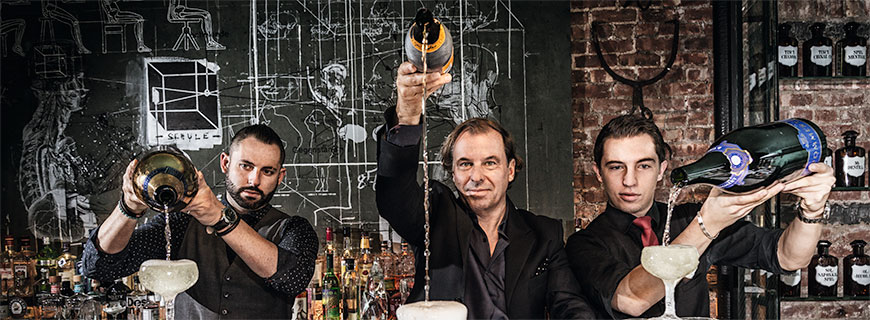 Albert Trummer: Die Kunst der alkoholischen Heilung Sanatorium-Barchef Albert Trummer in der Mitte, links Bartender Chris Norton und rechts Sohn Jakob Trummer