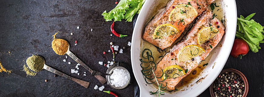 In der Gemeinschaftsverpflegung geht es um ein gesundes Mittelmaß: Ein Wiener Schnitzel hat in einer ausgewogenen und abwechslungsreichen Ernährung genauso Platz wie ein Lachsfilet In der Gemeinschaftsverpflegung geht es um ein gesundes Mittelmaß: Ein Wiener Schnitzel hat in einer ausgewogenen und abwechslungsreichen Ernährung genauso Platz wie ein Lachsfilet