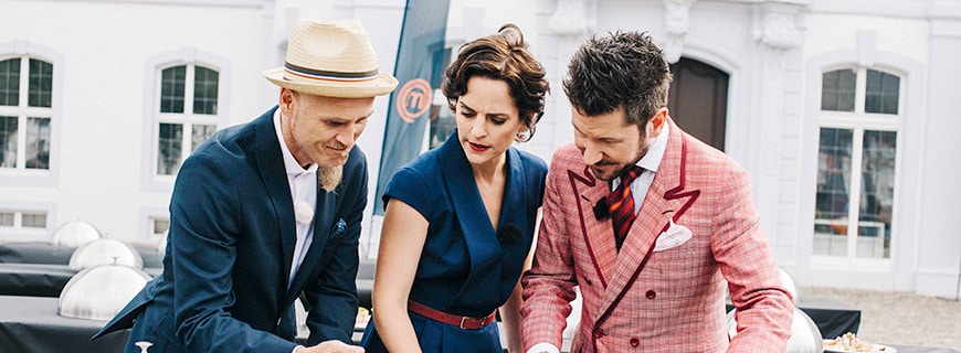 Die Sterneköche Ralf Zacherl und Sybille Schönberger sowie Top-Sommelier Justin Leone sitzen in der Jury bei „MasterChef“ Neue Serie auf Sky