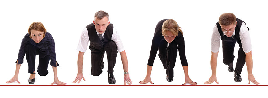 Höchstleistung der Mitarbeiter vier Mitarbeiter an der Startlinie, bereit für das Rennen zum Ziel