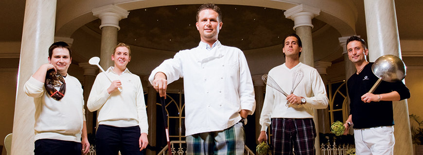 Stefan Waldbauer mit seinem Team bewaffnet mit Kochutensilien Stefan Waldbauer mit seinem Team bewaffnet mit Kochutensilien