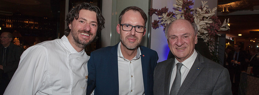 Im Bild (v. li. n. re.): Thomas Dorfer (Koch vom Landhaus Bacher), Manfred Mladosevits (Standortgeschäftsleiter Transgourmet Wien Nord) und Dr. Erwin Pröll (Landeshauptmann von Niederösterreich)