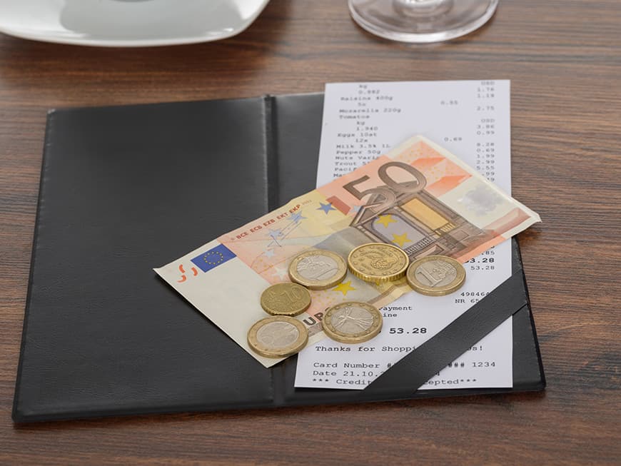 Eine Rechnung mit Geld darauf liegen