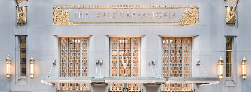 Eingangstür des New Yorker Hotels Waldorf Astoria.