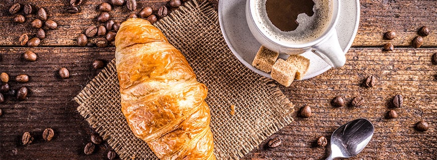 Croissant und Kaffee