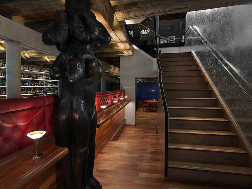 Widder Bar Kitchen Barbereich mit Treppenaufgang