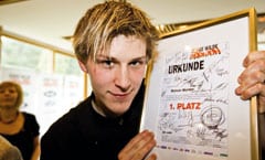 Roman W. mit Urkunde