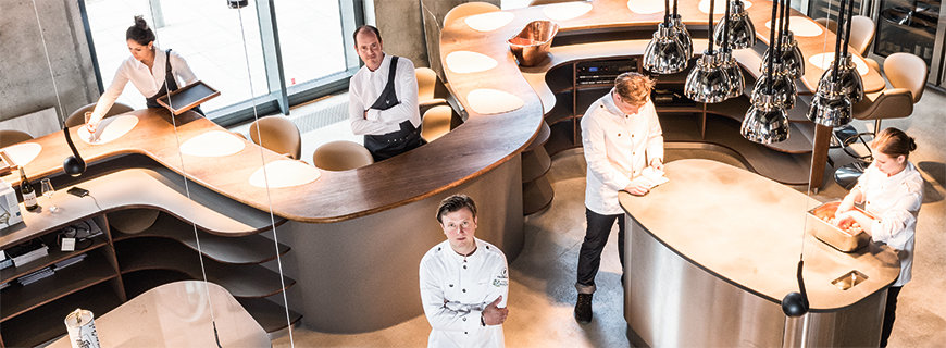 Küchenteam in modernem Restaurant