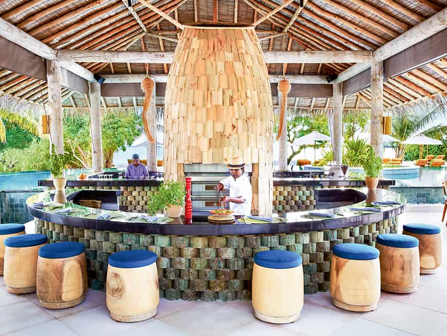 Mit den Füßen im Wasser in der im Pool versunkenen Bar: Pasta, Pizza, Burger im Six Senses Laamu Hotel-Restaurant Sip Sip 
