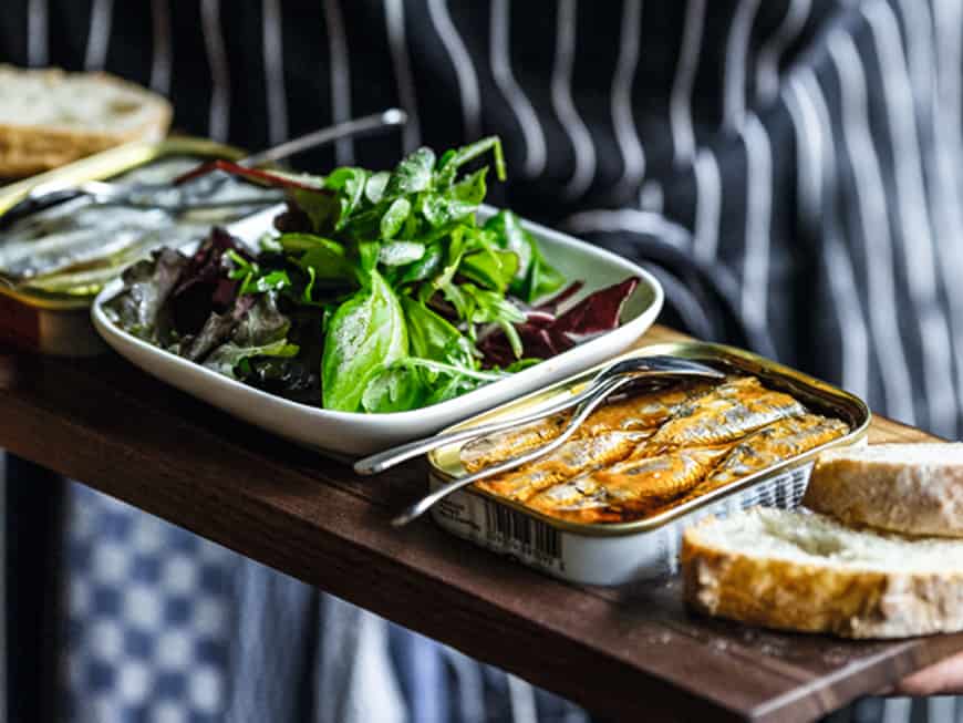 Eine Auswahl an 120 verschiedenen Dosen: In der Berliner Sardinen.Bar gibt es zur Sardine Salat und Brot.