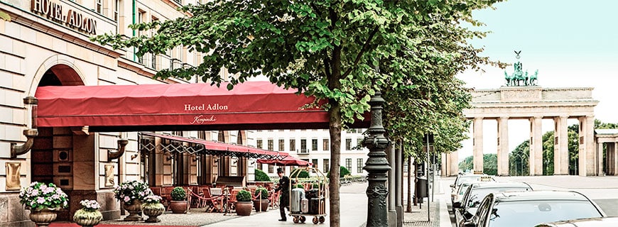 Drei Marktstände mit Gemüse, Fleisch und Nudeln
