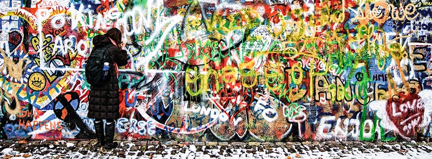 Arbeiten in Prag eine Graffiti Wand