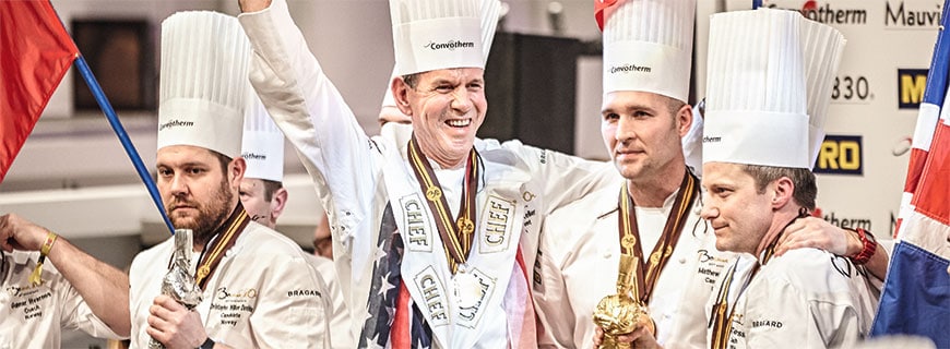 Bocuse-D’Or-Sieger Mathew Peters (2. v. re.) mit seinem Coach Thomas Keller (2. v. li.)