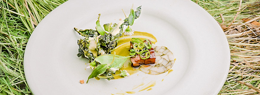Schwein aus Linderöds glasiert mit Knoblauch aus Skilleby und Kohl von der Oaxen-Farm mit gerösteten Mandeln und Salbei