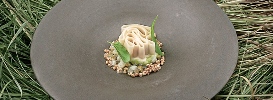 Gebackener Kohlrabi mit brauner Kräuterbutter, gekochte Kartoffeln, Bärlauch und sauren Bohnen