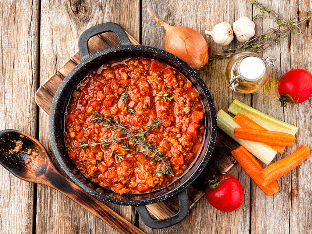 bolognese in einer pfanne