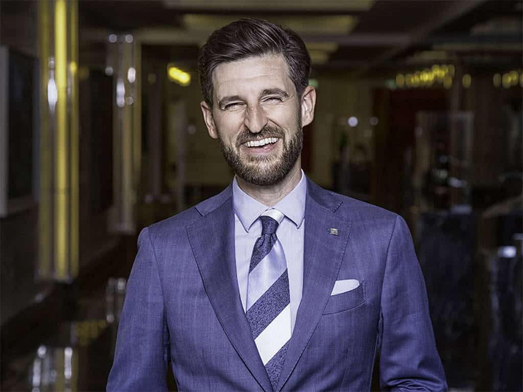 Sascha Marx lächelnd im Schlosshotel Sascha Marx lächelnd im Schlosshotel