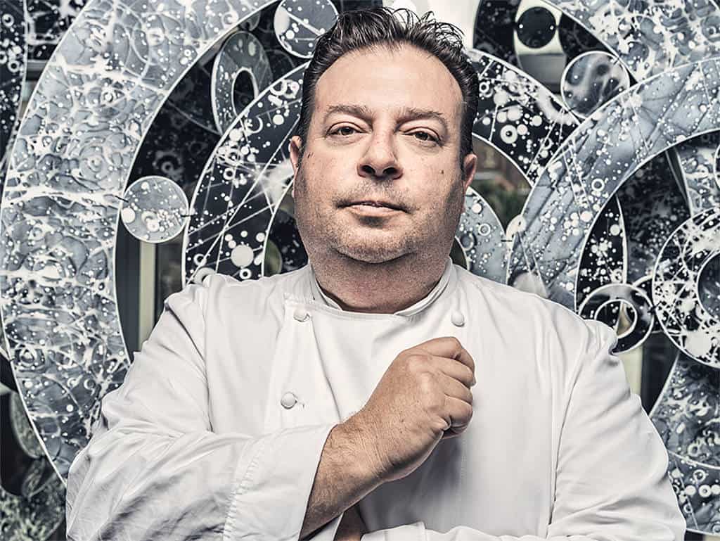 Peter Gilmore blickt selbstbewusst in die Kamera.