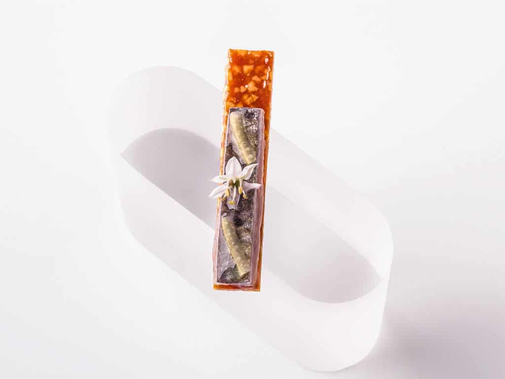 Rezept von Dreisterner Sven Elverfeld: Sardine im Knusperräuchermantel mit Aioli Rezept von Dreisterner Sven Elverfeld: Sardine im Knusperräuchermantel mit Aioli
