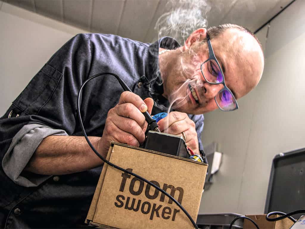 Küchenchef, Technikfreak und Erfinder: Marcel Blättler beim Löten am Prototyp des Räuchergeräts Foom. Küchenchef, Technikfreak und Erfinder: Marcel Blättler beim Löten am Prototyp des Räuchergeräts Foom.