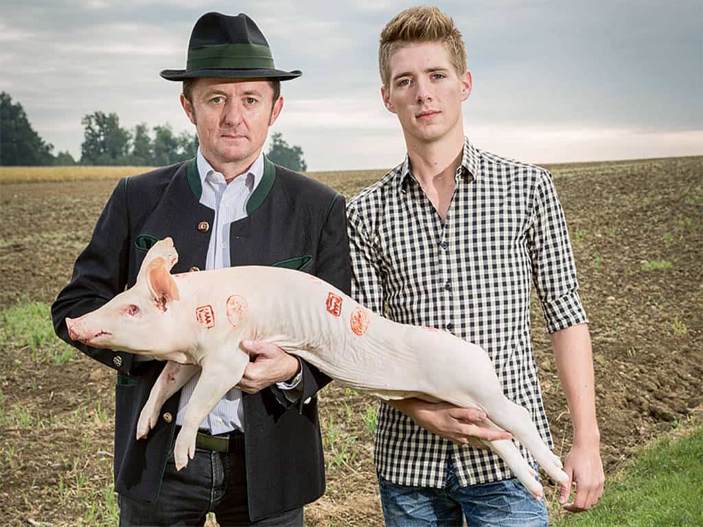 Das Ferkel steht hier im Mittelpunkt: Franz-Josef und Stefan Grillmair mit dem Kräuterferkel, das in der ROLLING PIN-SOULKITCHEN vom Metzger fachgerecht zerlegt wurde. Franz-Josef und Stefan Grillmair mit dem Kräuterferkel