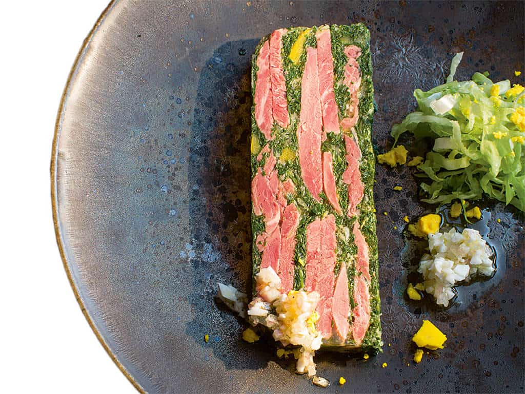 Schweinsbackerlsulz mit Endiviensalat und Eier-Vinaigrette: Richard Rauch für die österreichisch-französische Freundschaft. Schweinsbackerlsulz mit Endiviensalat und Eier-Vinaigrette