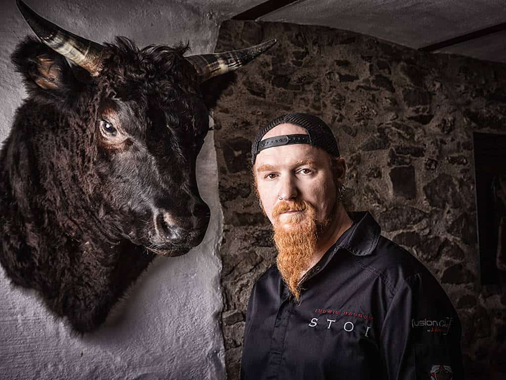 Inspiriert durch seinen kulinarischen Ziehvater Stefan Marquard hat sich der Niederbayer auf seiner Mission als Fleischexperte, Foodstylist und Spitzenkoch schnell einen Namen gemacht.