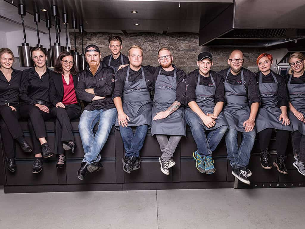 Ohne starkes Team geht nichts: Miriam Ruhkamp, Christine Gietl (Restaurantleiterin), Stephanie Maurer, Ludwig Maurer, Jonas Brandt, Eric Söllner, Tim Schwabe, Stefan Lemberger, Mathias Selbert, Laura Kroiss (Küchenchefin), Nehle Hussong (v. li. n. re.).