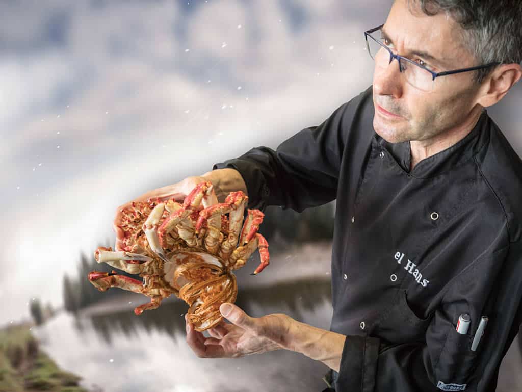 Mann mit krustentier in der hand
