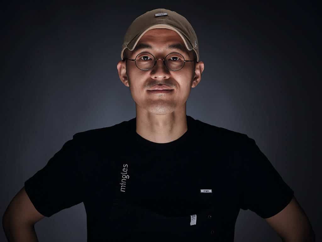 Mingoo Kang lächelt 