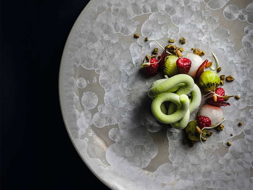 Kiwi, Dinkelgras und Mandelmilch mit Drink aus Traube, Cognac und Chlorella-Alge von René Frank, CODA Berlin