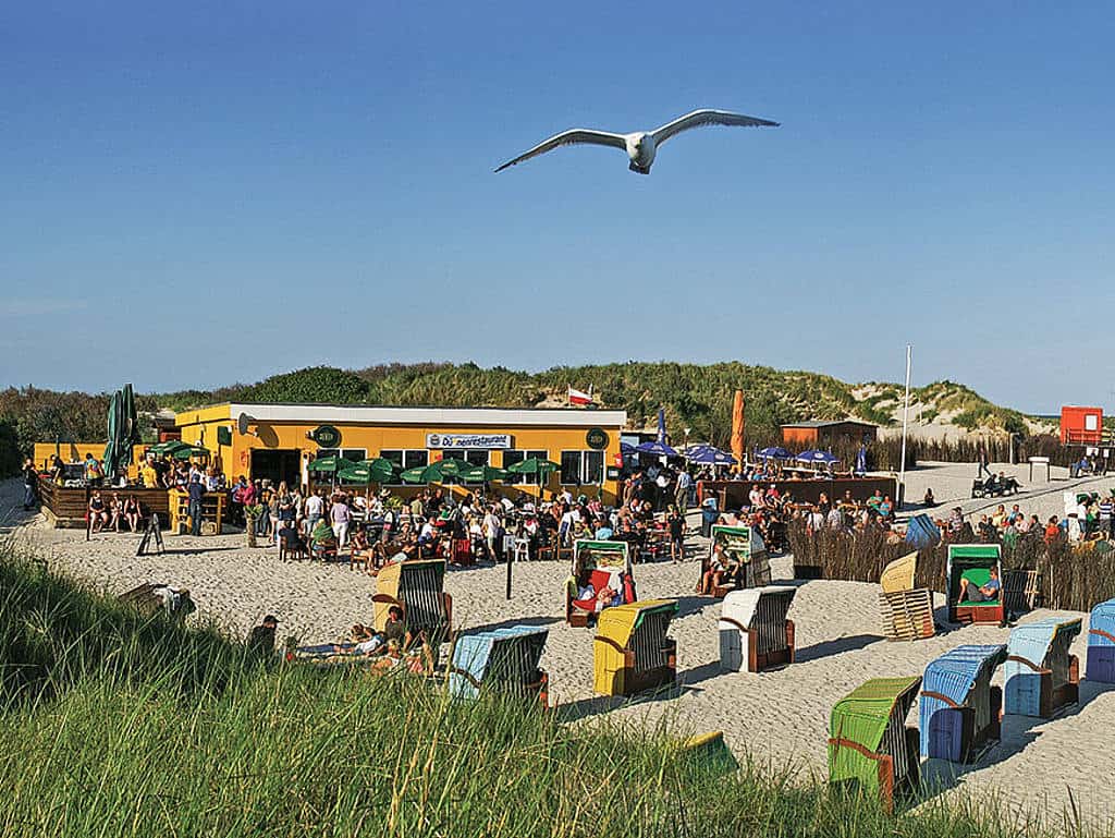 Strandfeeling: im Dünenrestaurant das Wetter und das Essen genießen