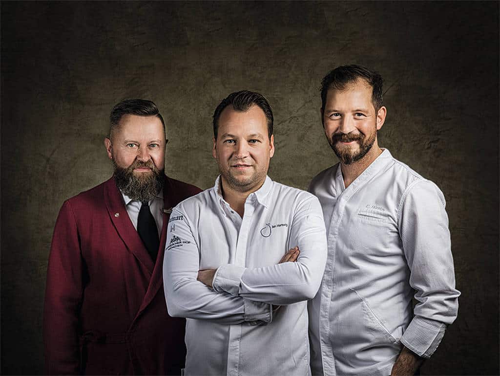 Zwei starke Männer im Rücken: Küchenchef Jan Hartwig (Mi.) flankiert von Atelier-Gastgeber Jochen Benz (re.) und Chefpâtissier Christian Hümbs (li.).