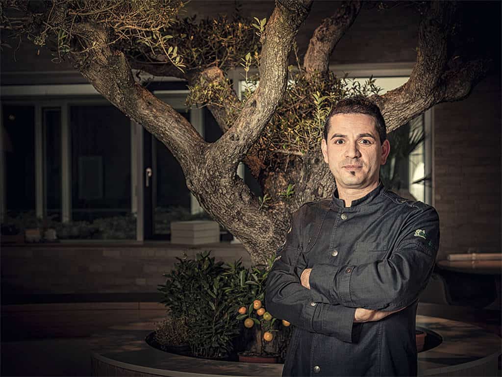 Matteo Ferrantino vor seinem Olivenbaum 