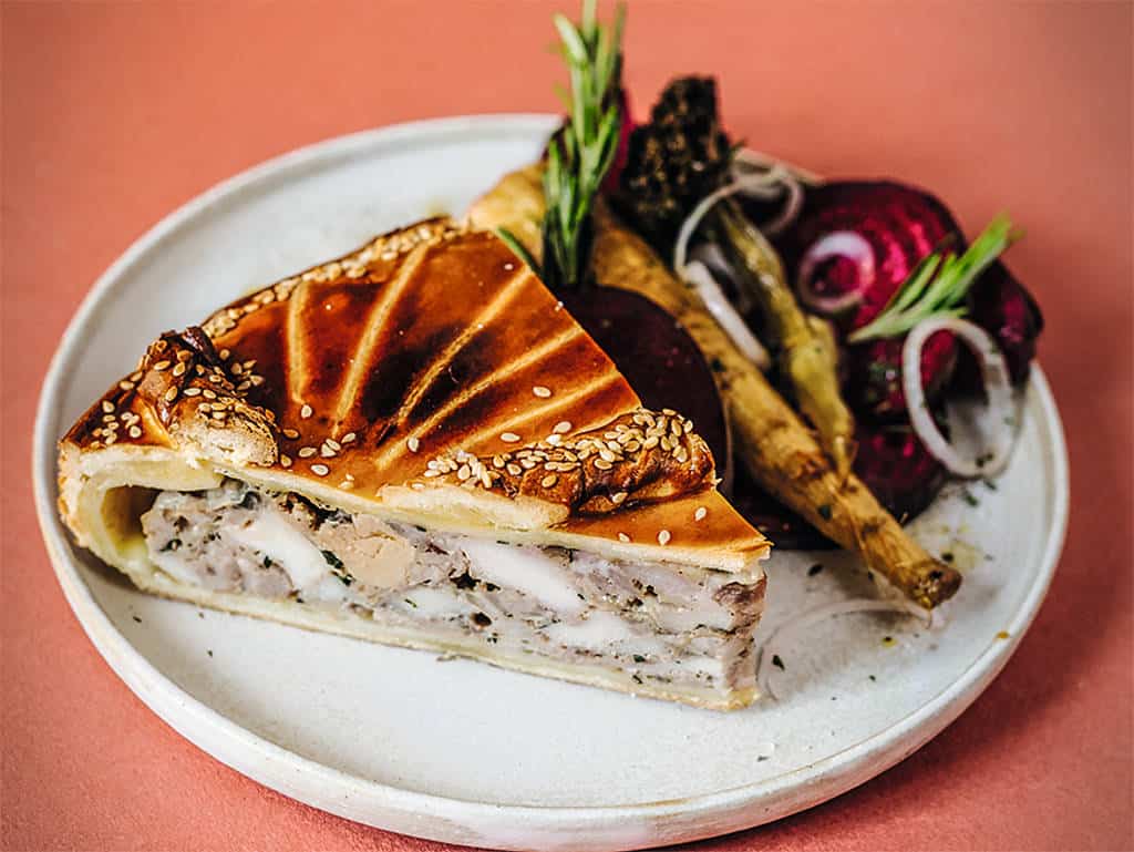 Ein Stück Pastete extravagant angerichtet