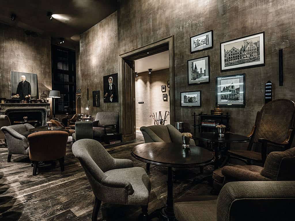 Vintage Möbel und dunkles Interior setzen den Ton