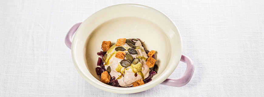Käferbohnen-Eis mit Kürbiskernöl und Kürbiskernen