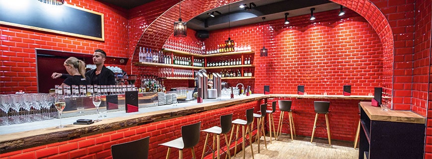 Knallrot: Das Interieur des Burgerladens passt zur Speisekarte – handmade und auffallend 