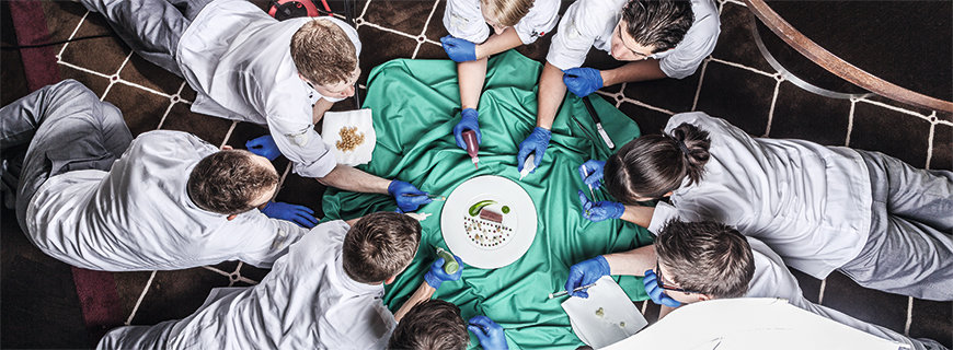 Hinter den Kulissen: Wenn acht Menschen plus Fotograf an einer Foto-Idee arbeiten, sieht das so aus.