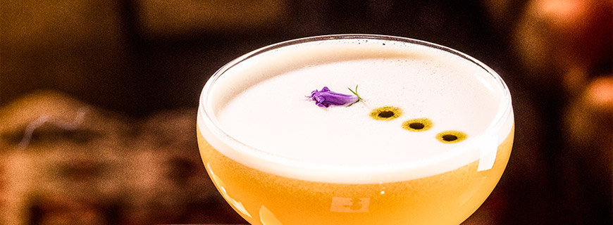 Triple Zyklop von Piotr Sajdak Piotr Sajdak serviert Fenchelöl im Drink.