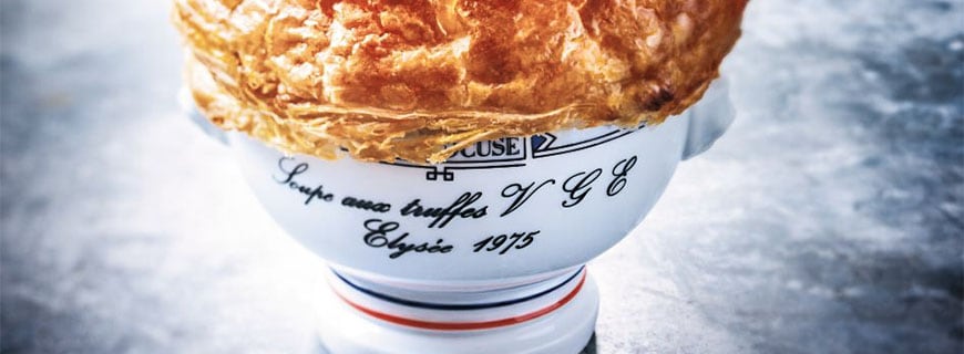 Trüffelsuppe mit Blätterteighaube